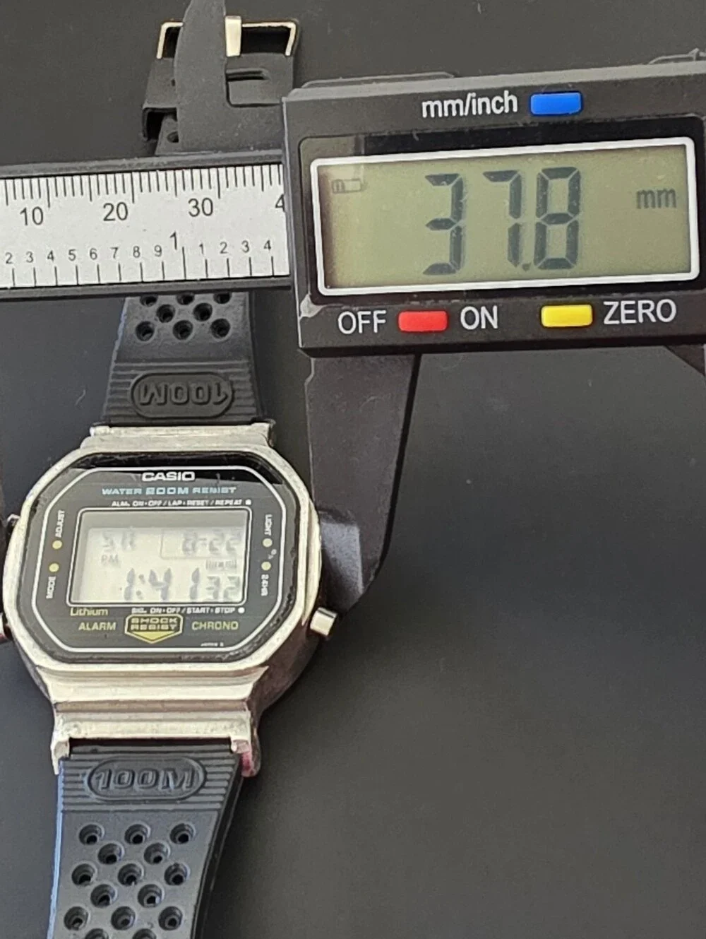 Vintage Casio G-Shock 200m 240 DW-5200 Digital Chrono Alarm 38mm Watch Works
